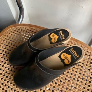 Black Swedish Hasbeens clogs